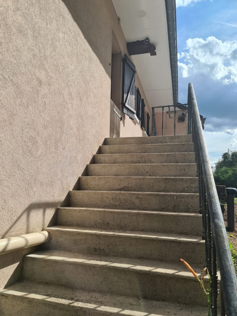 Escalier menant à l'entrée indépendante du Chat'ô Gîte