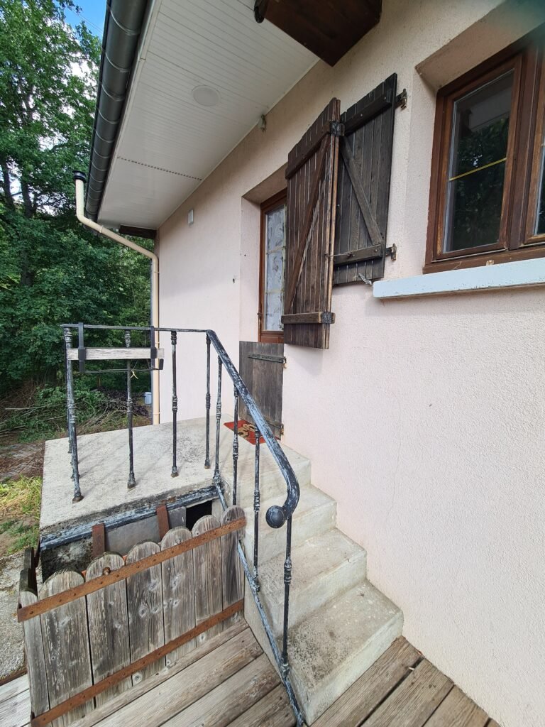 Entrée indépendante du Chat'ô Gîte à Vervezelle dans les Vosges