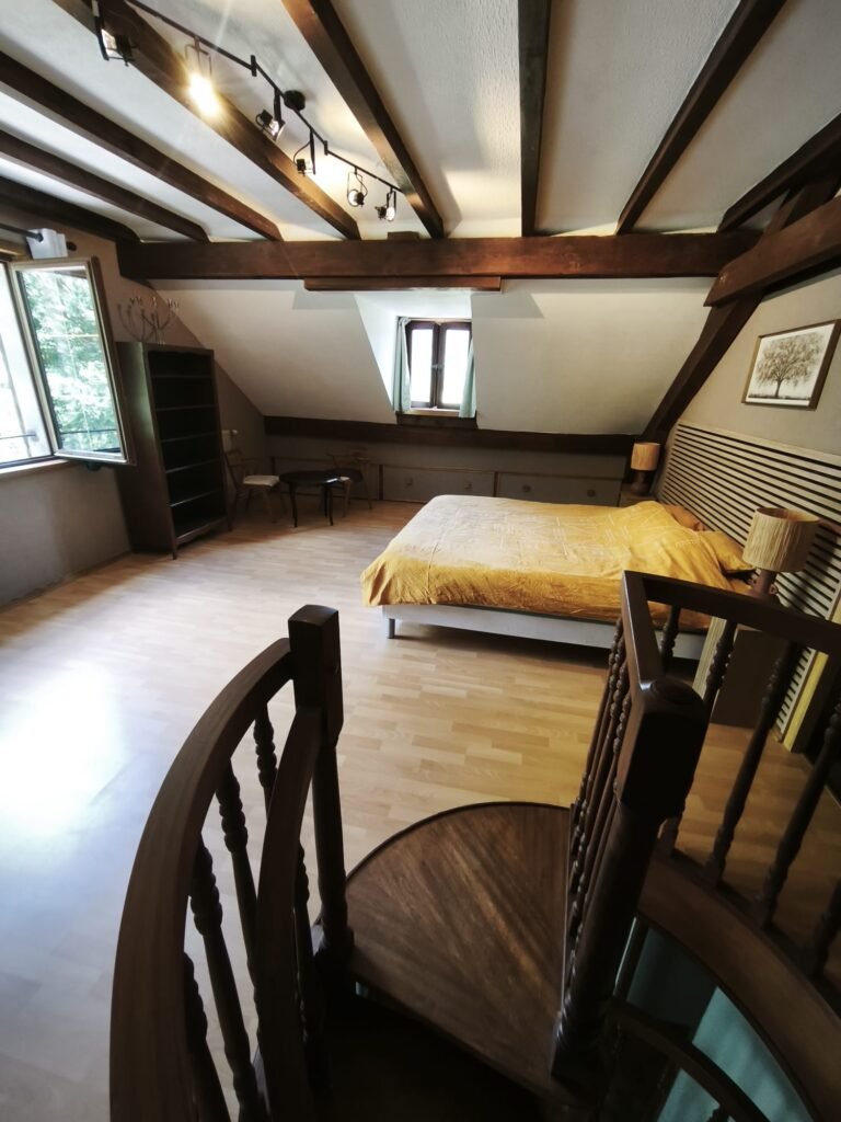 Espace nuit avec lit king size au Chat'ô Gîte
